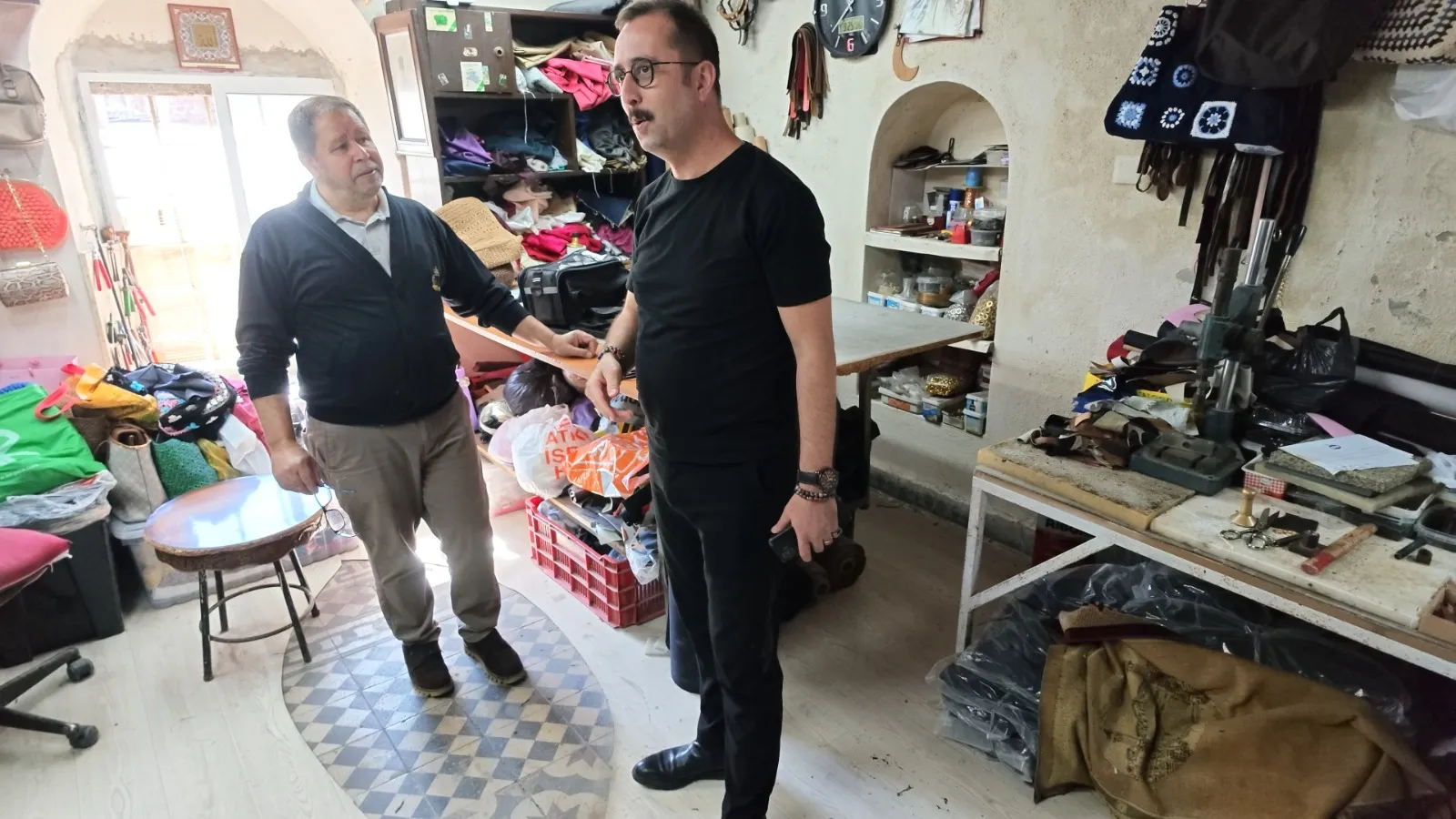 Konak Mahalle Muhtarı Tamer Yıldırım, Valilik, İzmir Büyükşehir Belediyesi, Konak Belediyesi, Esnaf Odası ve İzmir Ticaret Odası gibi bütçe ve yetki sahibi kurumların ortak irade ortaya koyması halinde Kemeraltı sorunlarının önemli bir bölümünün 3-5 yıl içerisinde çözülebileceğini savunuyor.