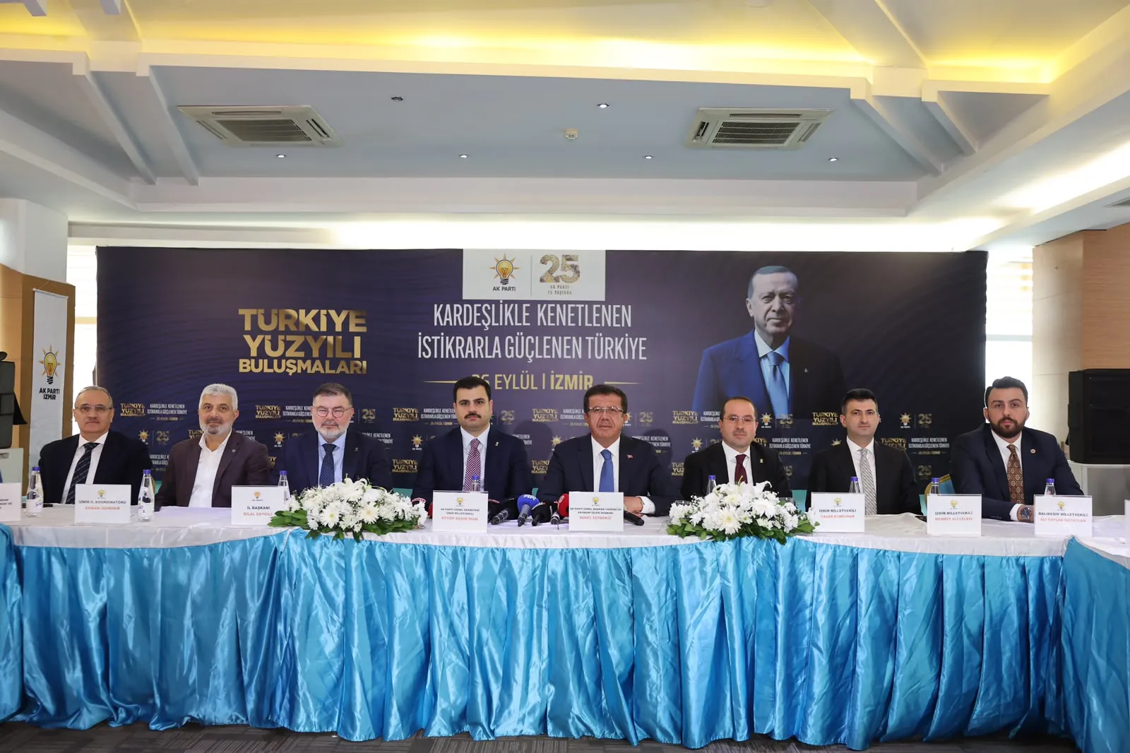 Türkiye Yüzyılı Buluşmaları kapsamında İzmir AK Parti İl Başkanlığı'nda düzenlenen basın toplantısına parti teşkilatında önemli isimler katıldı.