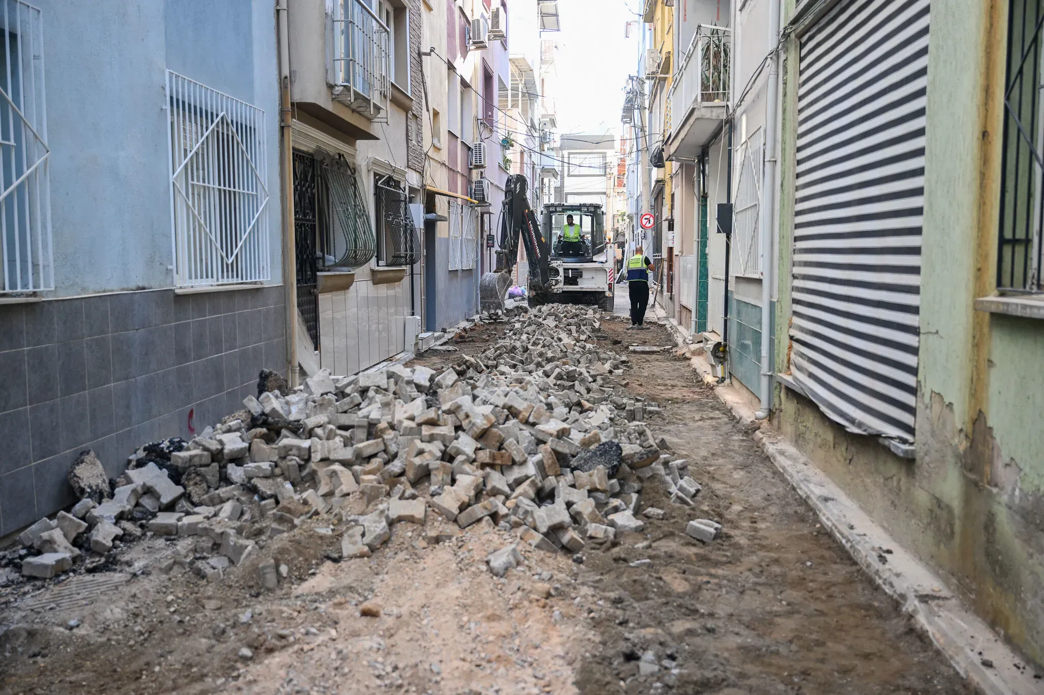 "Çamdibi bölgesinde bugünden itibaren 30 tane sokağımıza asfaltı getirmiş olduk."