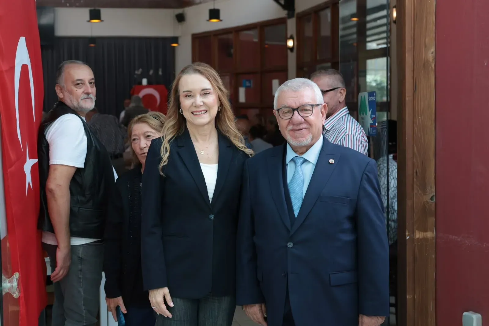 Konak Belediye Başkanı Nilüfer Çınarlı Mutlu ve Emekliler Derneği Başkanı Zekeriya Beypınar