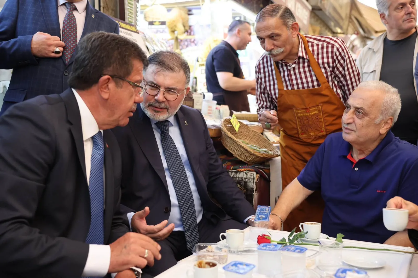 AK Parti İzmir İl Başkanı Bilal Saygılı ve AK Parti Genel Başkan Yardımcısı Nihat Zeybekci, Türkiye Yüzyılı Buluşmaları kapsamında İzmirli vatandaşlarla bir araya gelerek sorunları dinledi.