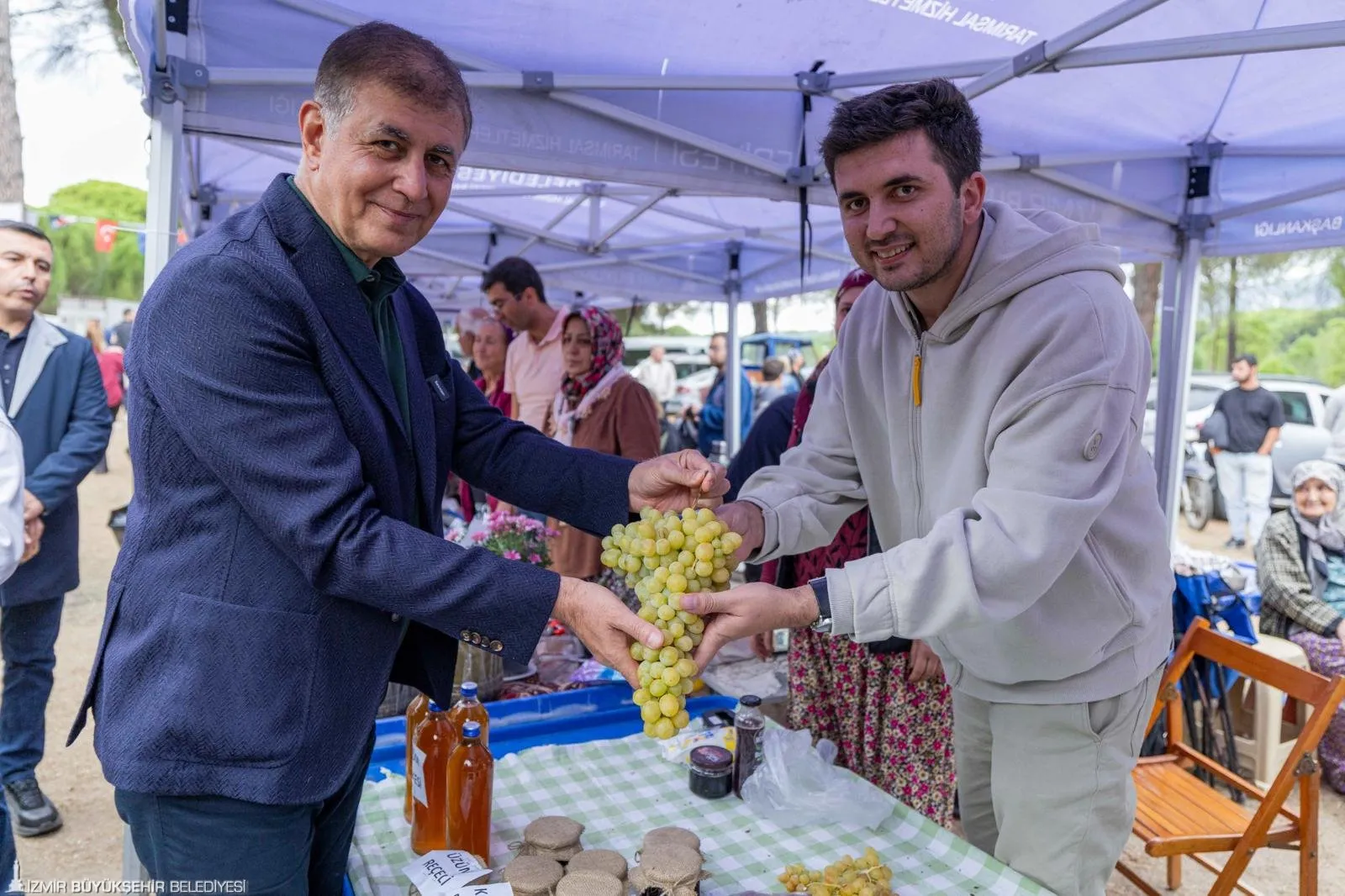 Bergama Kozak Yöresel Ürünler Şenliği’nde üreticiler ve yurttaşlarla buluşan İzmir Büyükşehir Belediye Başkanı Dr. Cemil Tugay, İzmir için önemli mesaflar verdi.