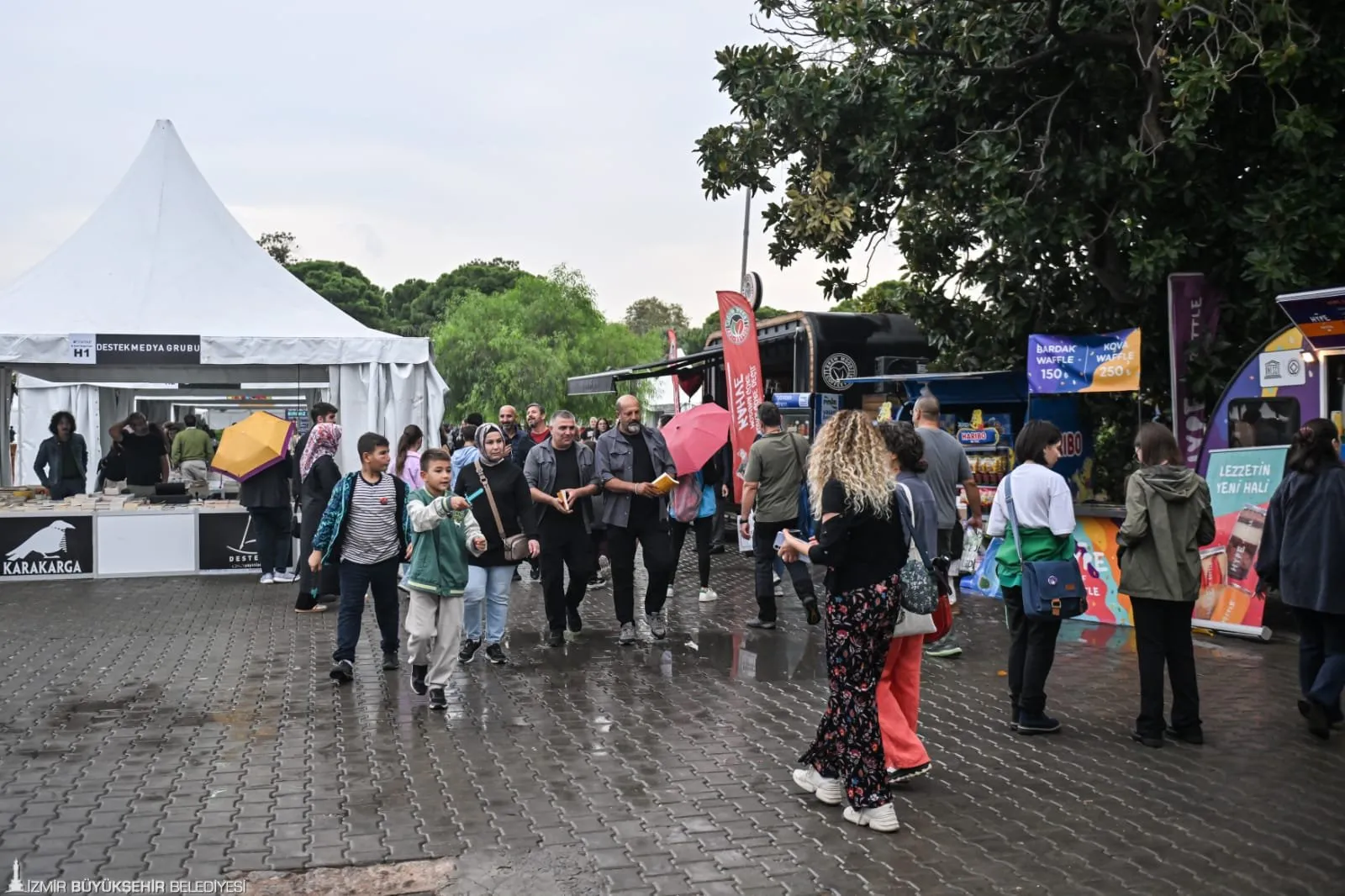 Kültürpark’ı kitapların, yazarların ve okurların buluşma noktası haline getiren İZKİTAP’ı her yaştan on binlerce kitapsever ziyaret etti.