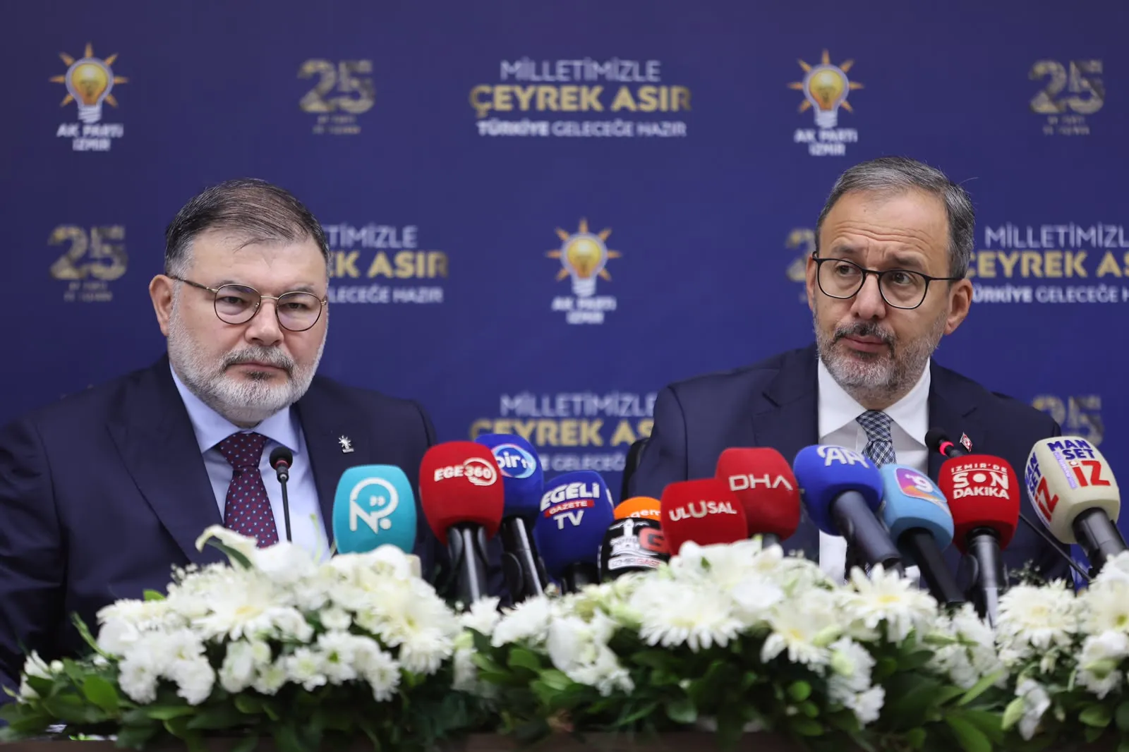 AK Parti İzmir İl Başkanı Bilal Saygılı, önceki dönem Gençlik ve Spor Bakanı, İzmir Milletvekili Dr. Mehmet Kasapoğlu ile birlikte katıldığı basın toplantısında gençlik çalışmaları, üniversiteler ve öğrenci yurtları yerleştirmelerine ilişkin önemli açıklamalarda bulundu.
