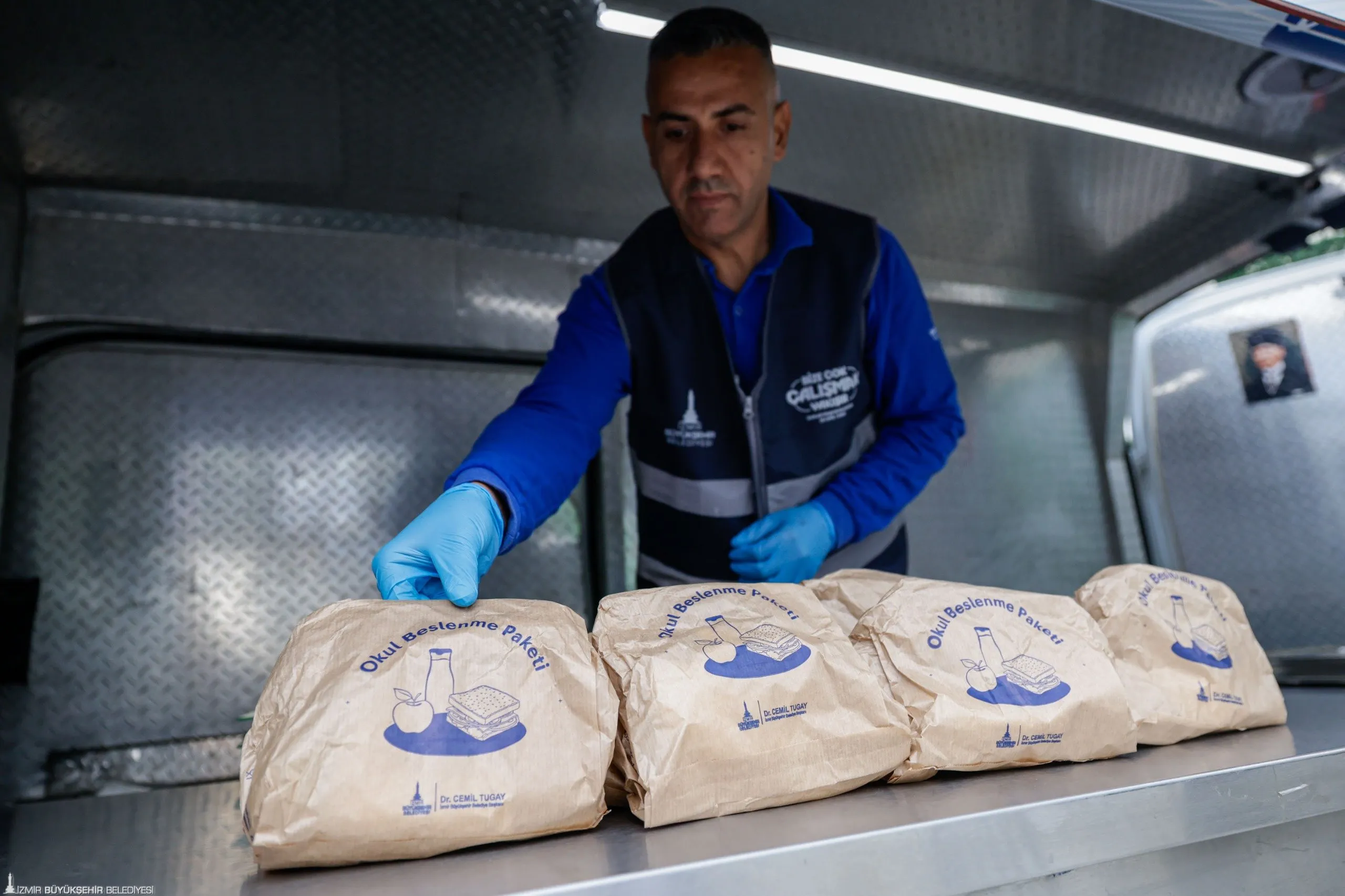 Farklı ürünlerden oluşturulan beslenme paketleri, çocukların günlük besin ihtiyacı gözetilerek hazırlanıyor.