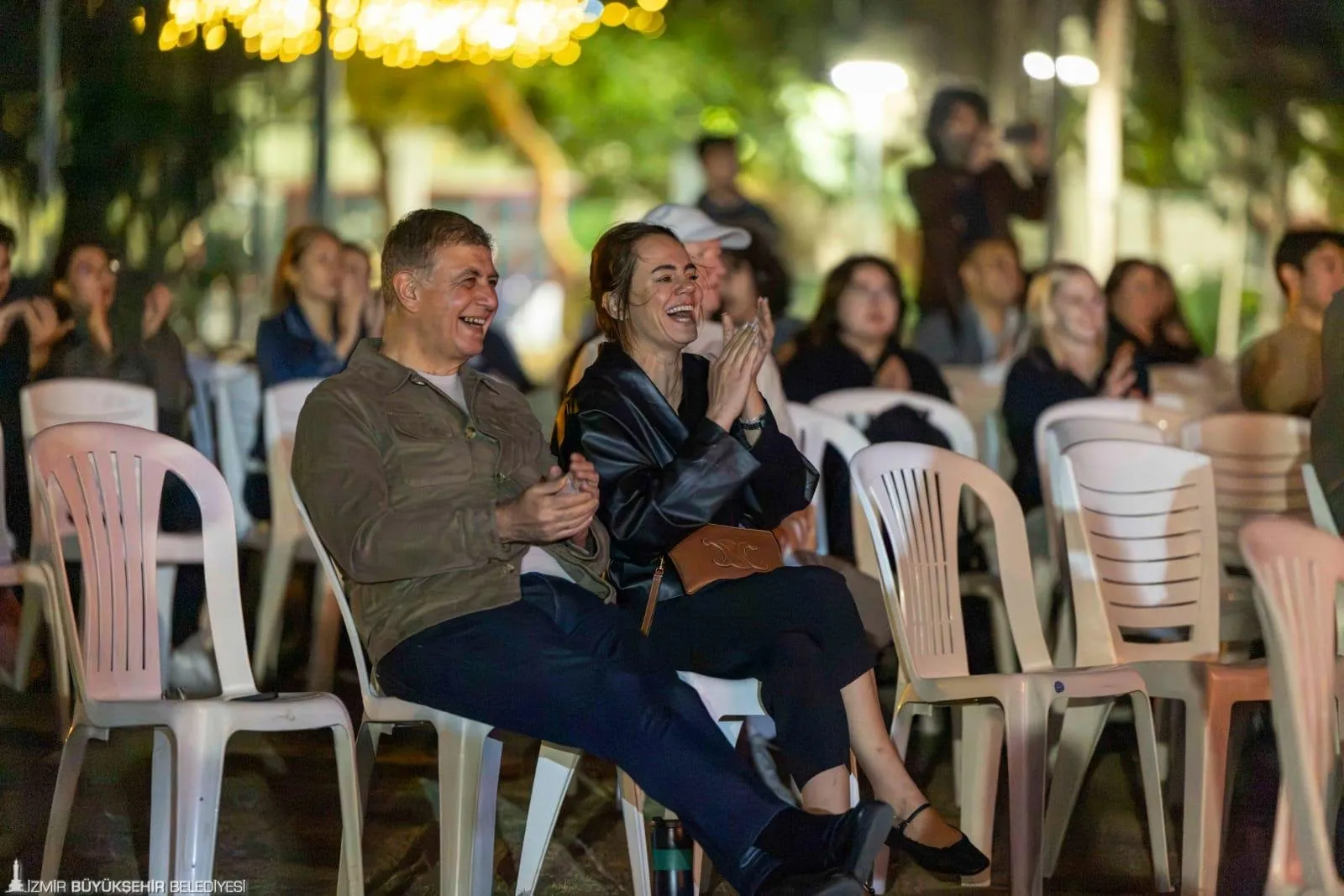 İzmir Oda Orkestrası'nın konserini&nbsp;İzmir Büyükşehir Belediye Başkanı Dr. Cemil Tugay ile eşi Öznur Tugay da takip etti.