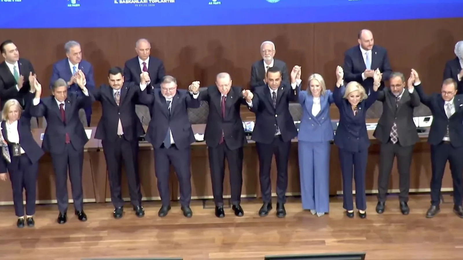 Çiğli Belediye Başkanı Onur Emrah Yıldız, Ankara'da diğer belediye başkanları ile birlikte AK Parti'ye geçiş yaptı.