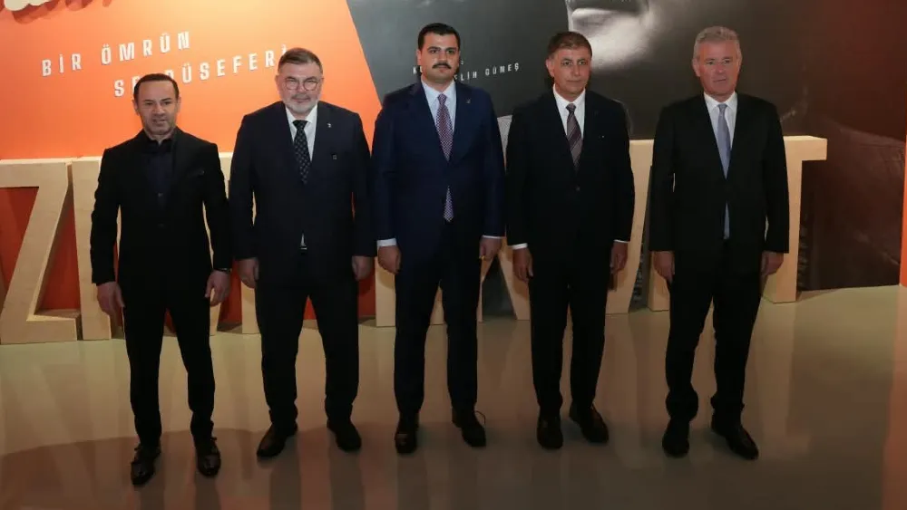 İzmir’e yakışan sergi iş ve siyaset dünyasını buluşturdu… Tugay: Nâzım’ın mirasını yaşatacağız