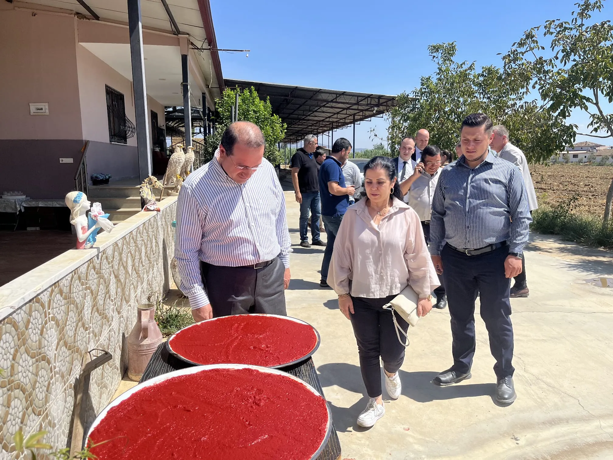 AK Parti İzmir Milletvekili ve TBMM Plan ve Bütçe Komisyonu Üyesi Yaşar Kırkpınar, Ödemiş, Kiraz ve Beydağ ziyaretlerinde vatandaşlarla bir araya geldi.