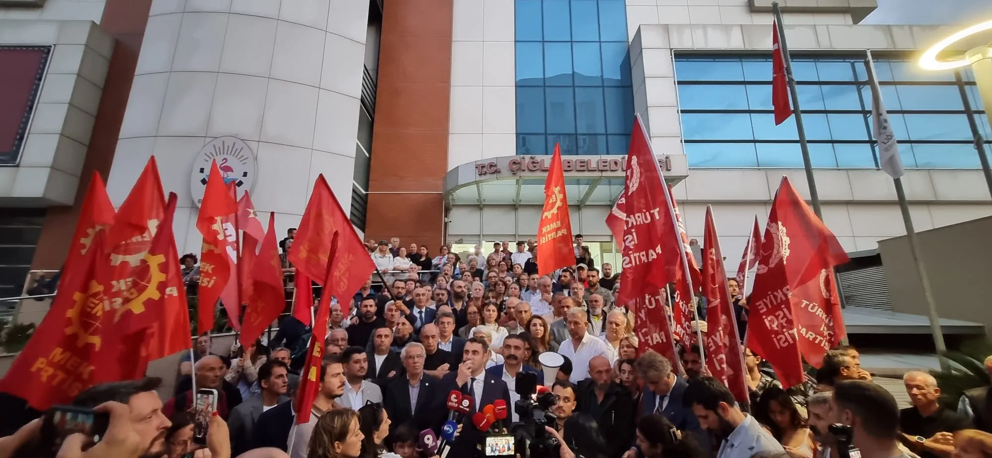 YENİ Parti İzmir İl Başkanı Çağatay Güç ve beraberindeki üyeler Çiğli Belediye Başkanlığı binası önünde toplanarak Çiğli Belediye Başkanı Onur Emrah Yıldız’ı protesto etti.
