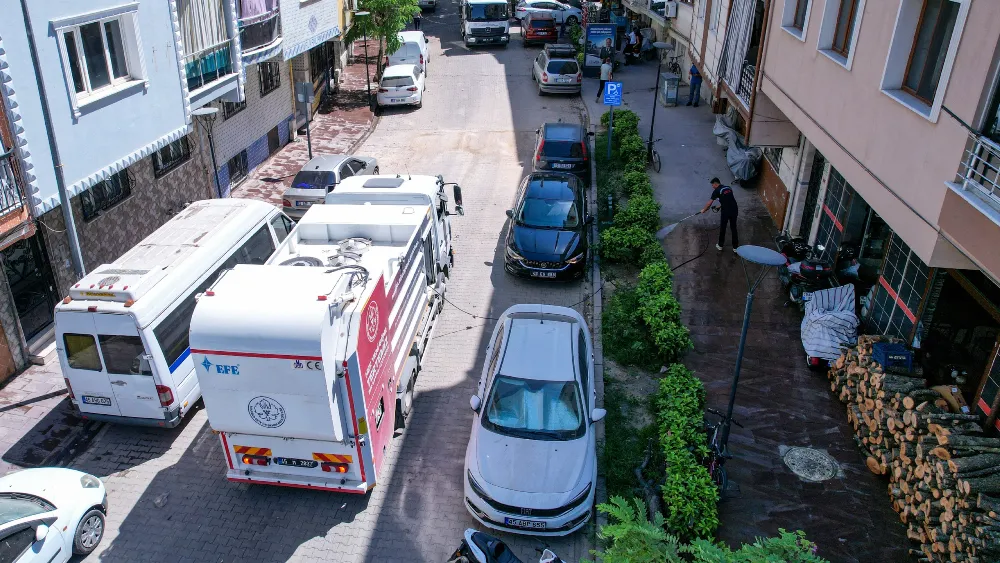 Manisa’da vatandaş istedi, Ulutepe Caddesi temizlendi