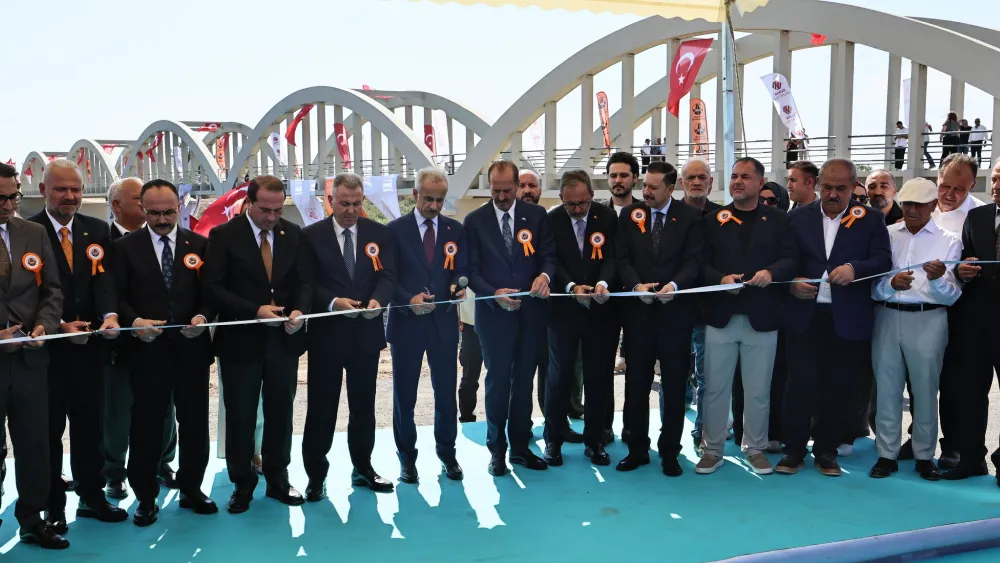 Bakan Uraloğlu’nun açılışını yaptığı Tarihi Gediz Köprüsü hizmete açıldı