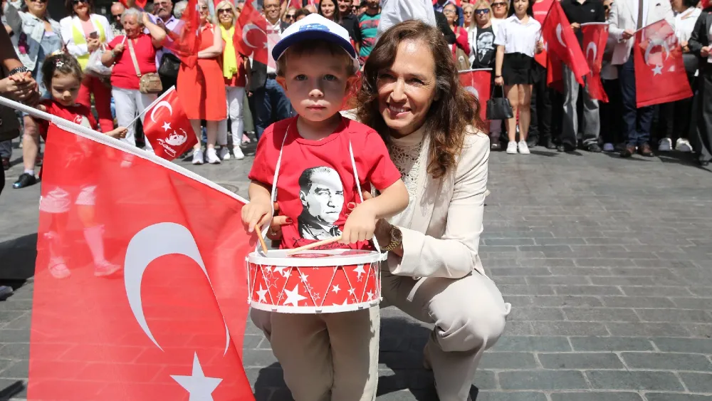 Karşıyaka’da 9 Eylül coşkusu: Bayrağını al gel!