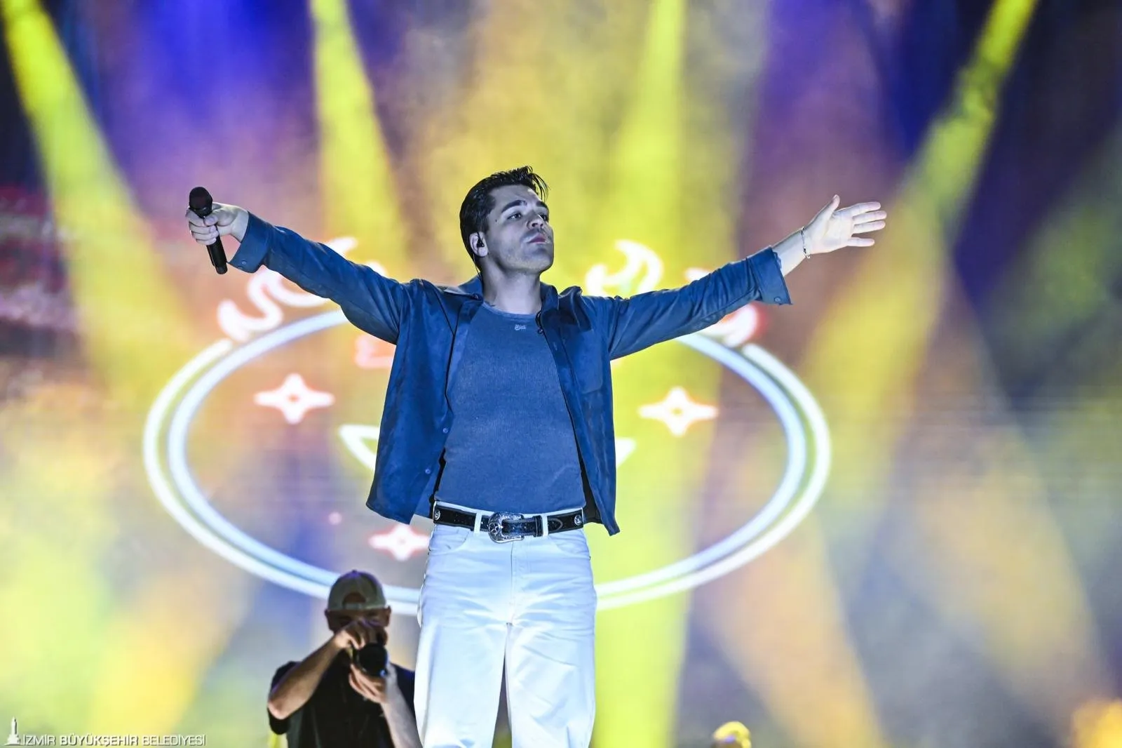 İzmir Fuar'ın gelenekselleşen etkinliklerinden biri olan Çim konserleri, Emir Can İğrek konseri ile başladı.