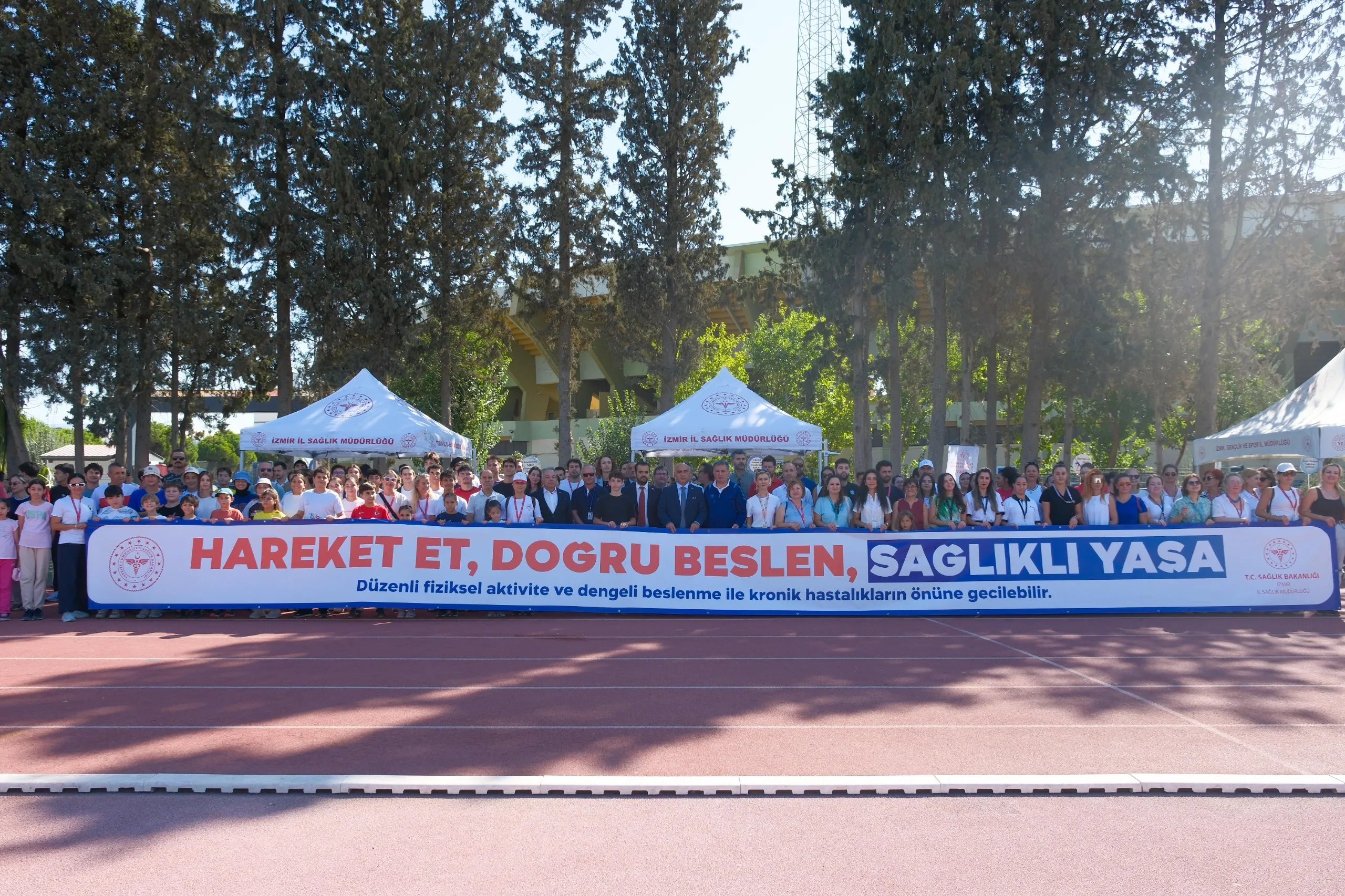 İzmir Gençlik ve Spor İl Müdürlüğü ile İzmir İl Sağlık Müdürlüğü iş birliğinde Atatürk Spor Kompleksi’nde 3-9 Eylül Halk Sağlığı Haftası etkinliğinde İzmir protokolü ve sporcular bir araya geldi.