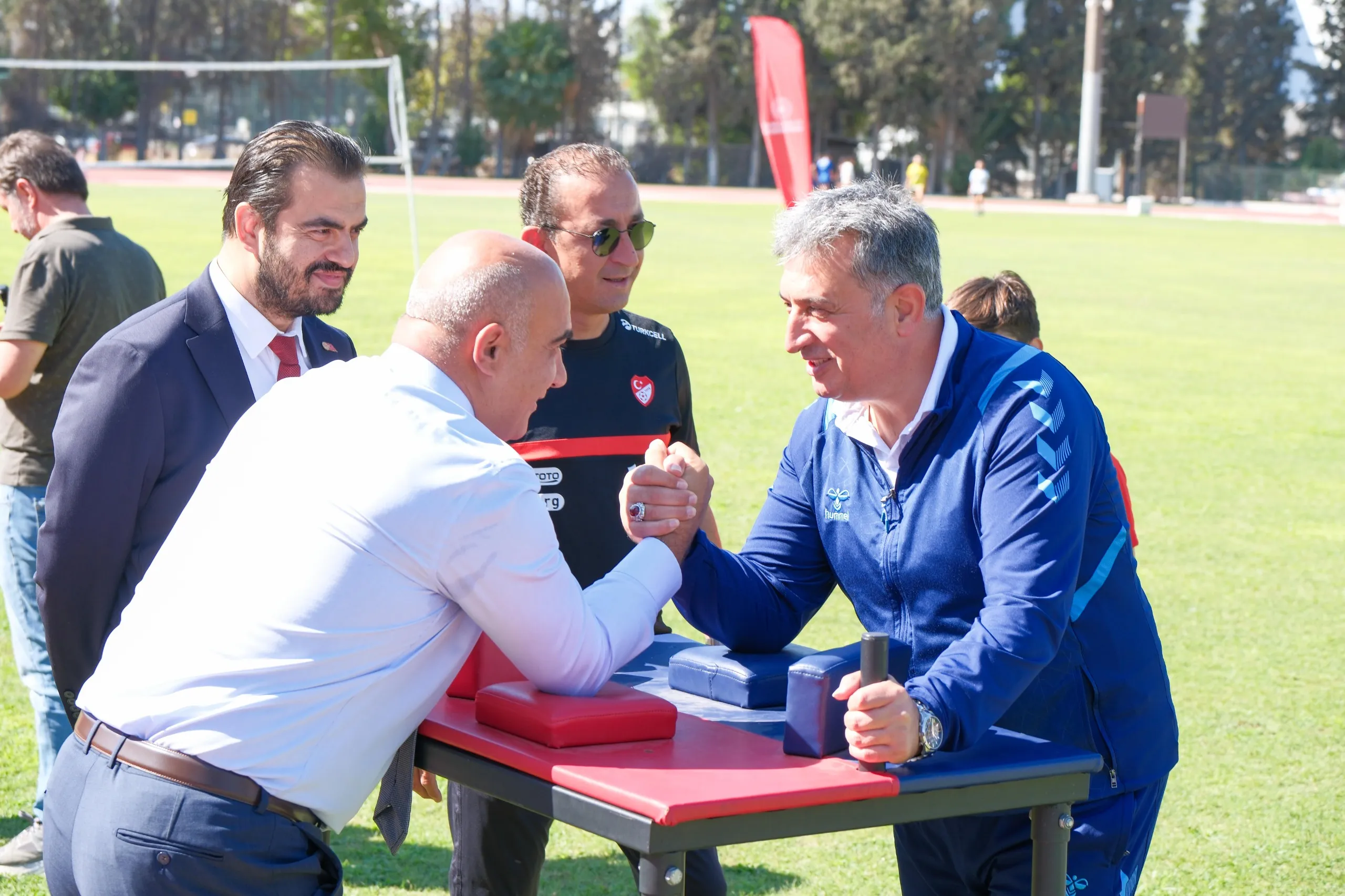 İzmir Gençlik ve Spor İl Müdürü Murat Eskici ve İl Sağlık Müdürü Doç. Dr. Ayhan Kul bilek güreşi yaptı.
