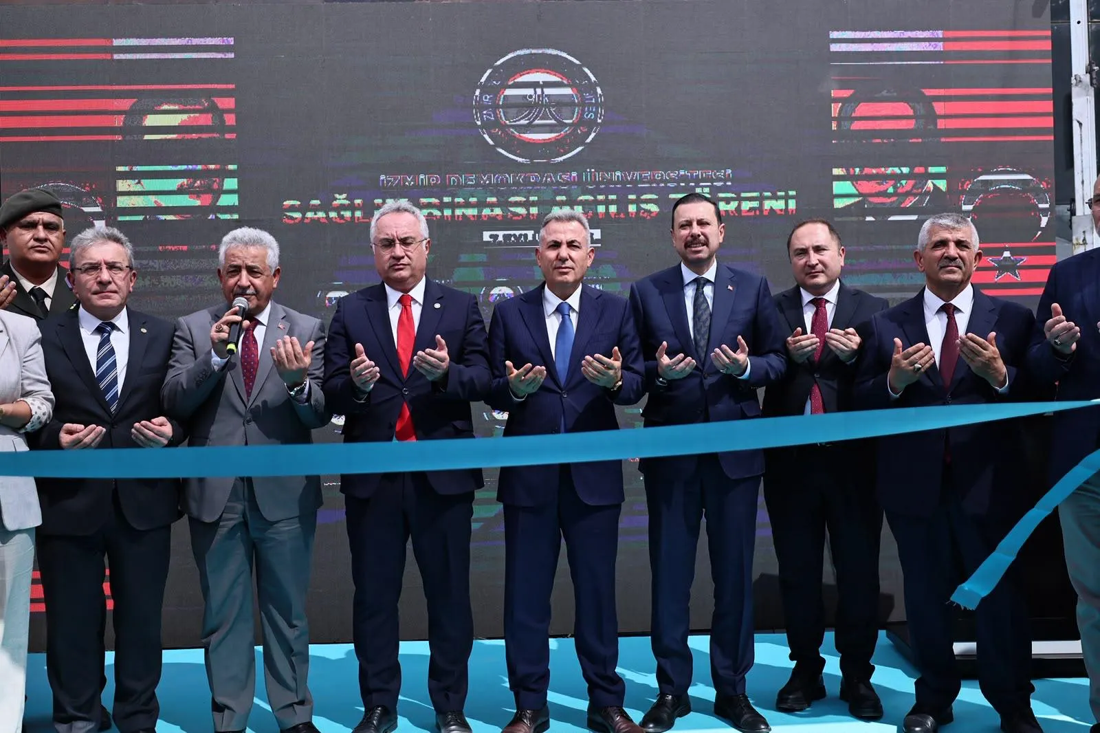 İzmir Demokrasi Üniversitesi Uzundere Sağlık Yerleşkesi’nin açılış törenine kent protokolü, rektörler, mülki amirler ve yerel yöneticiler yoğun katılım gösterdi.