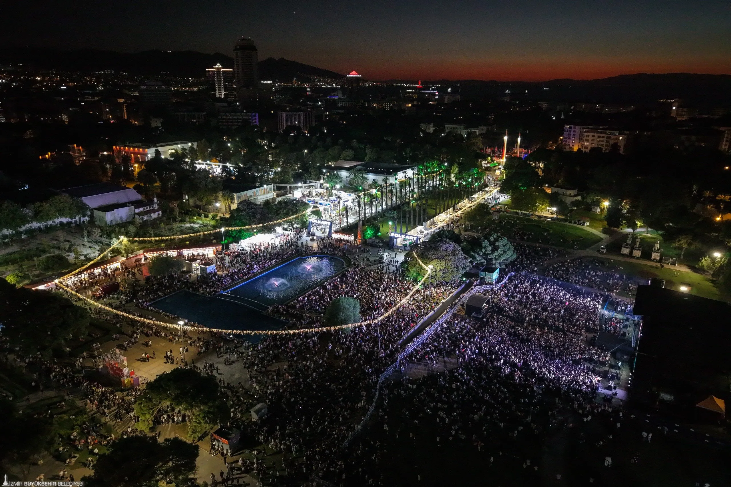 Yıldız Tilbe coşkusu İzmir Furaı'ndan dolup taştı.