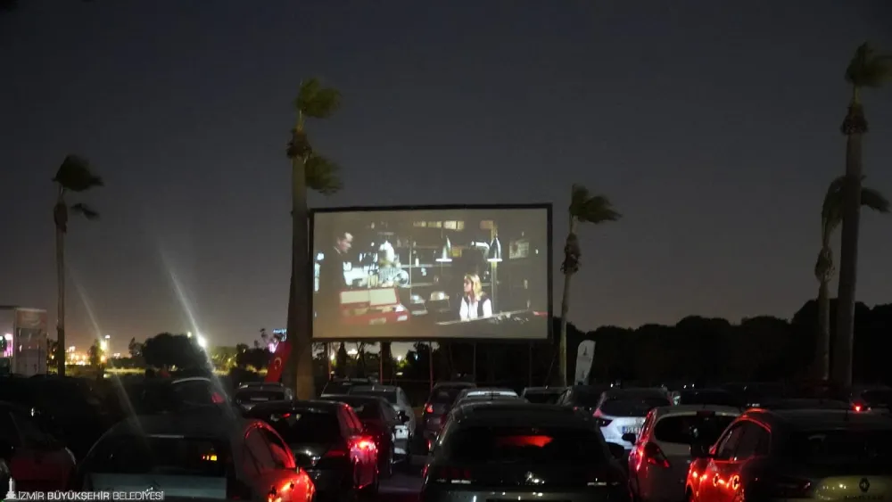 İzmir’de nostalji rüzgarı: Arabada film keyfi sonbaharda da devam ediyor