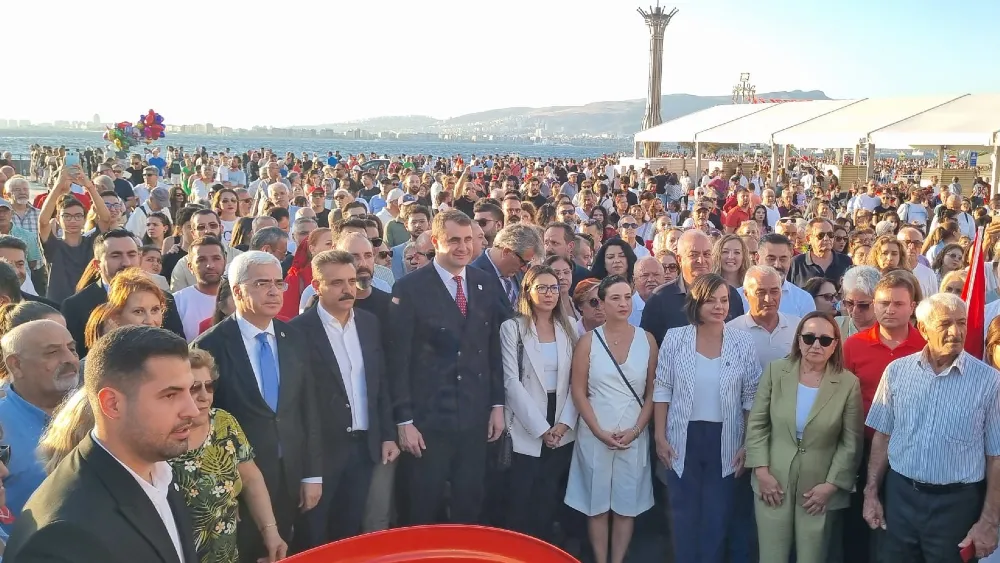 Kurtuluş Günü'nde YENİ Parti’den Atatürk heykeline çelenk!