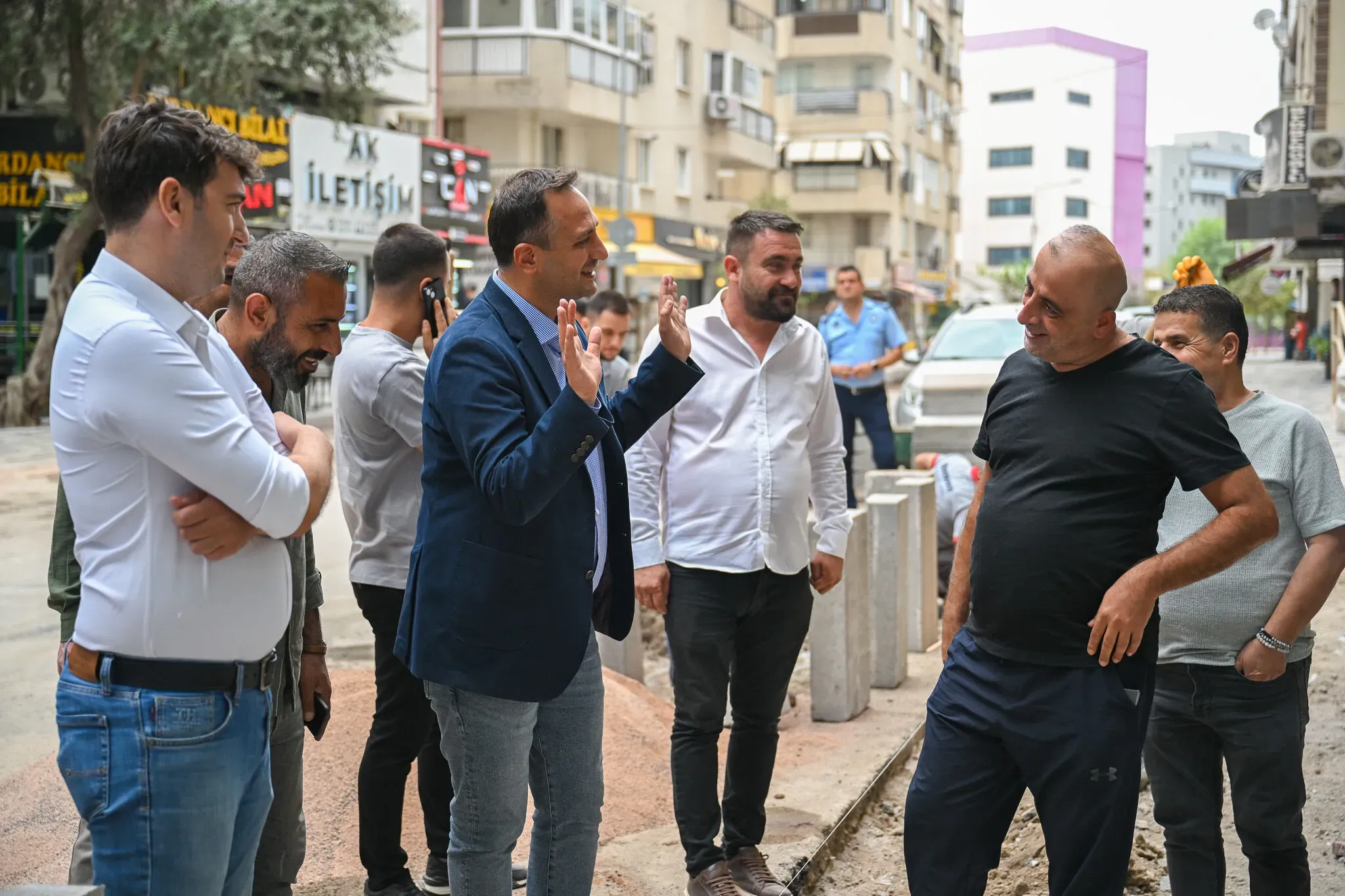 Bornova Belediye Başkanı Ömer Eşki, Zafer Mahallesi'ndeki çalışmaları yerinde inceledi, bilgi aldı.