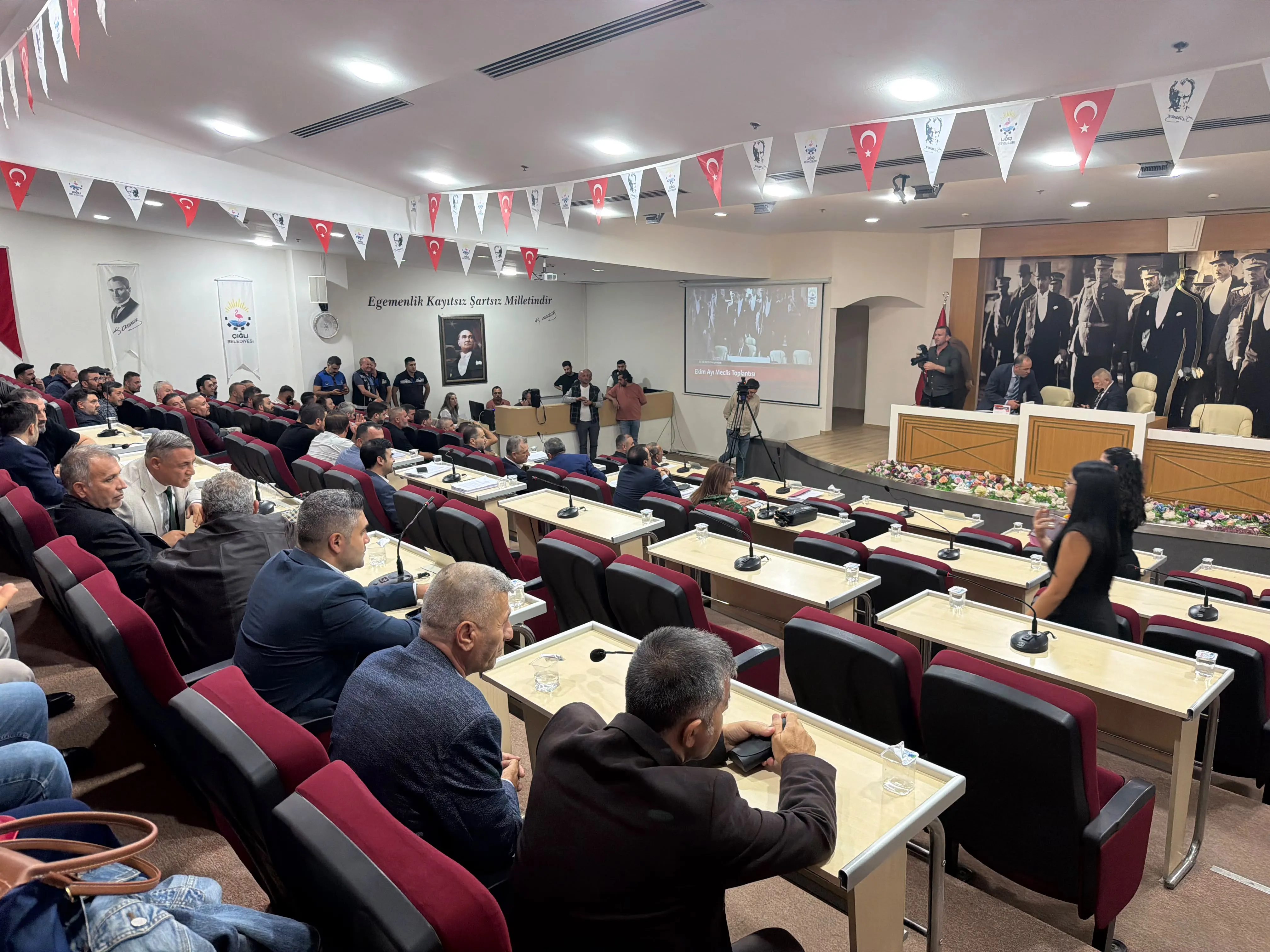 Çiğli Belediye Başkanı Onur Emrah Yıldız'ın AK Parti'ye transferi sonrası CHP ve YENİ Partili meclis üyeleri protesto gerçekleştirerek toplantıya katılmadı.
