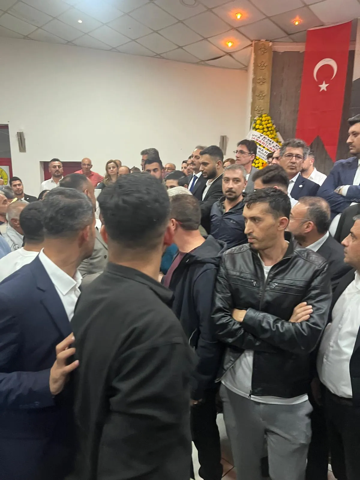 Yeni Parti Buca İlçe Başkanlığı seçimlerine çıkan olaylar damga vurdu.