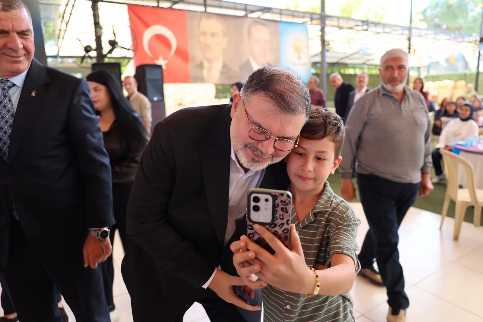 AK Parti İzmir İl Başkanı Bilal Saygılı, Ödemiş'te minik vatandaşlarla bol bol fotoğraf çektirdi.