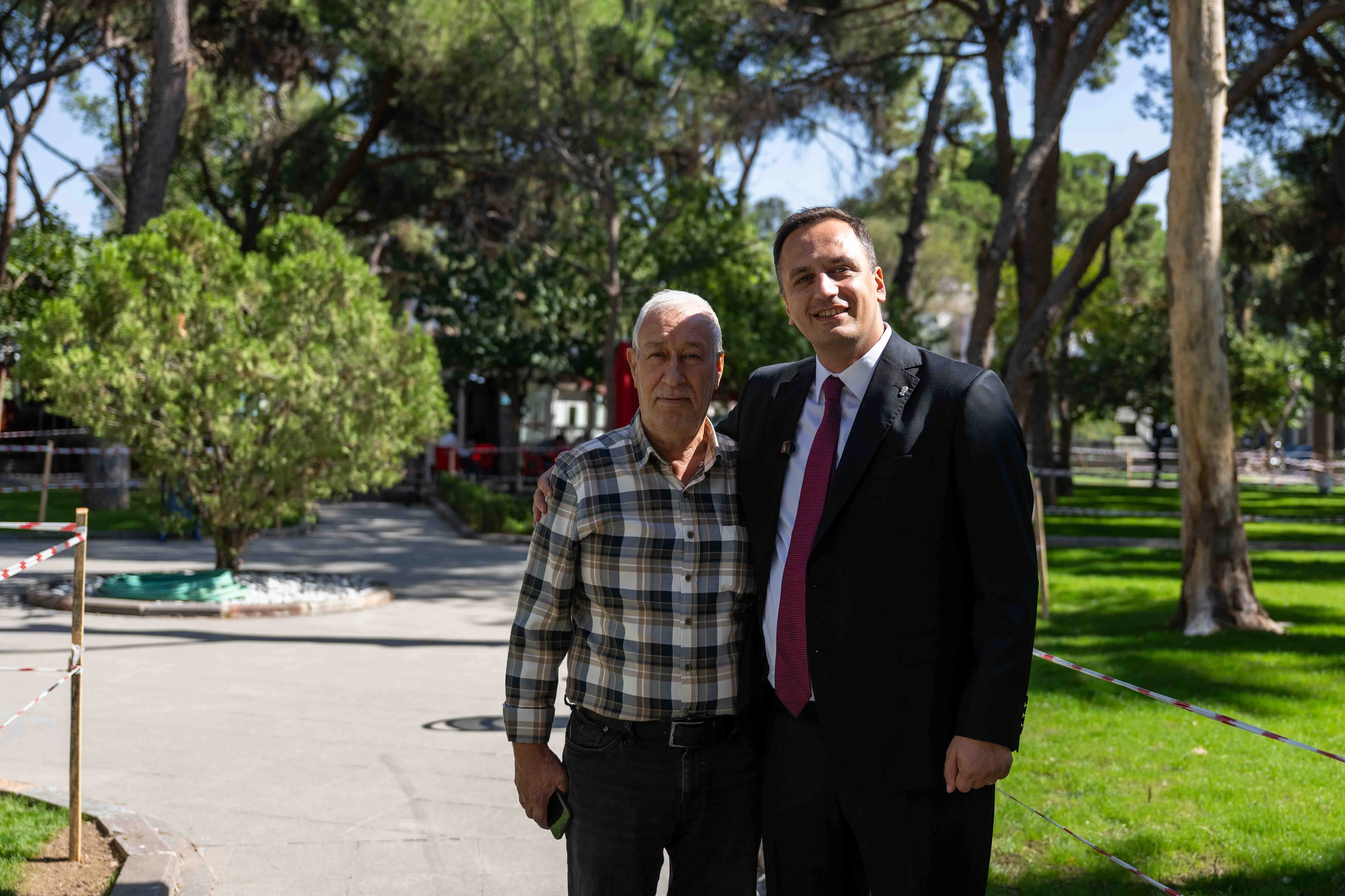 Bornova Belediye Başkanı Ömer Eşki, sahadaki çalışmaları yerinde izledi.