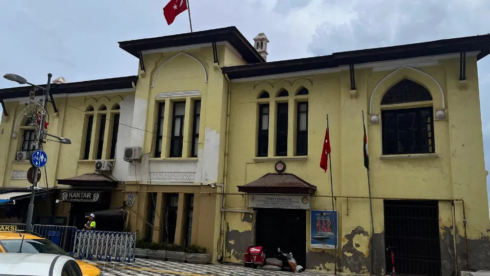 Ösen’den Pasaport’taki tarihi bina tepkisi: İzmir bu görüntüleri hak etmiyor