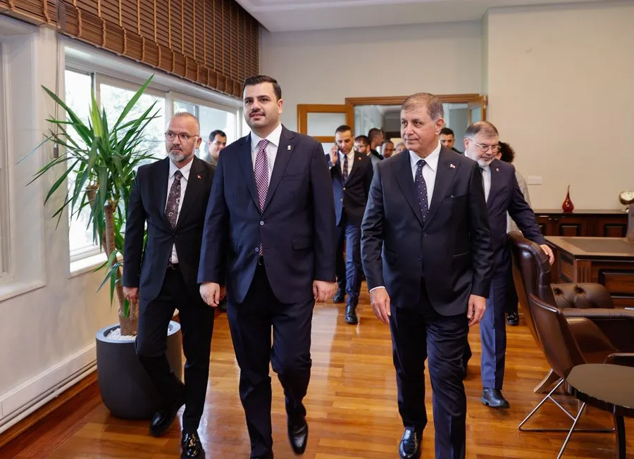 AK Parti Genel Sekreteri ve İzmir Milletvekili Eyyüp Kadir İnan, İzmir Büyükşehir Belediye Başkanı Cemil Tugay ile birlikte İzmir Büyükşehir Belediye konutunu gezdi.