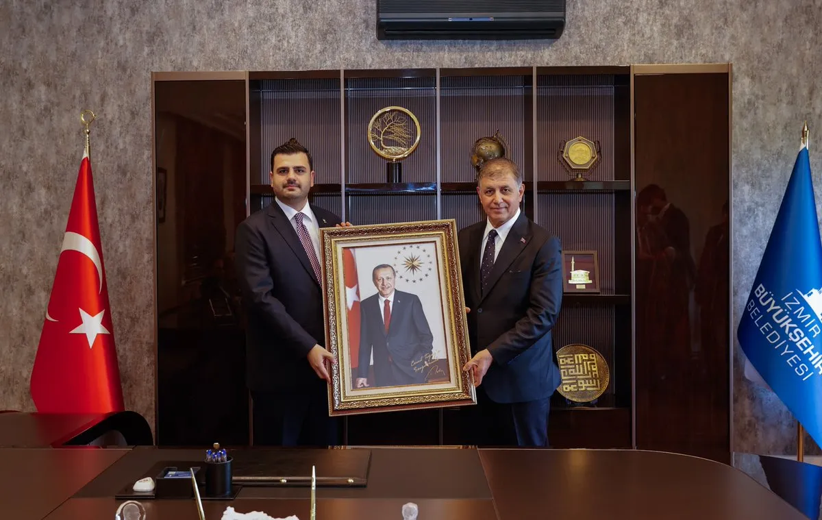 AK Parti İzmir Milletvekili Eyyüp Kadir İnan, Cemil Tugay'a Cumhurbaşkanı Recep Tayyip Erdoğan'ın imzalı fotoğrafını hediye etti.
