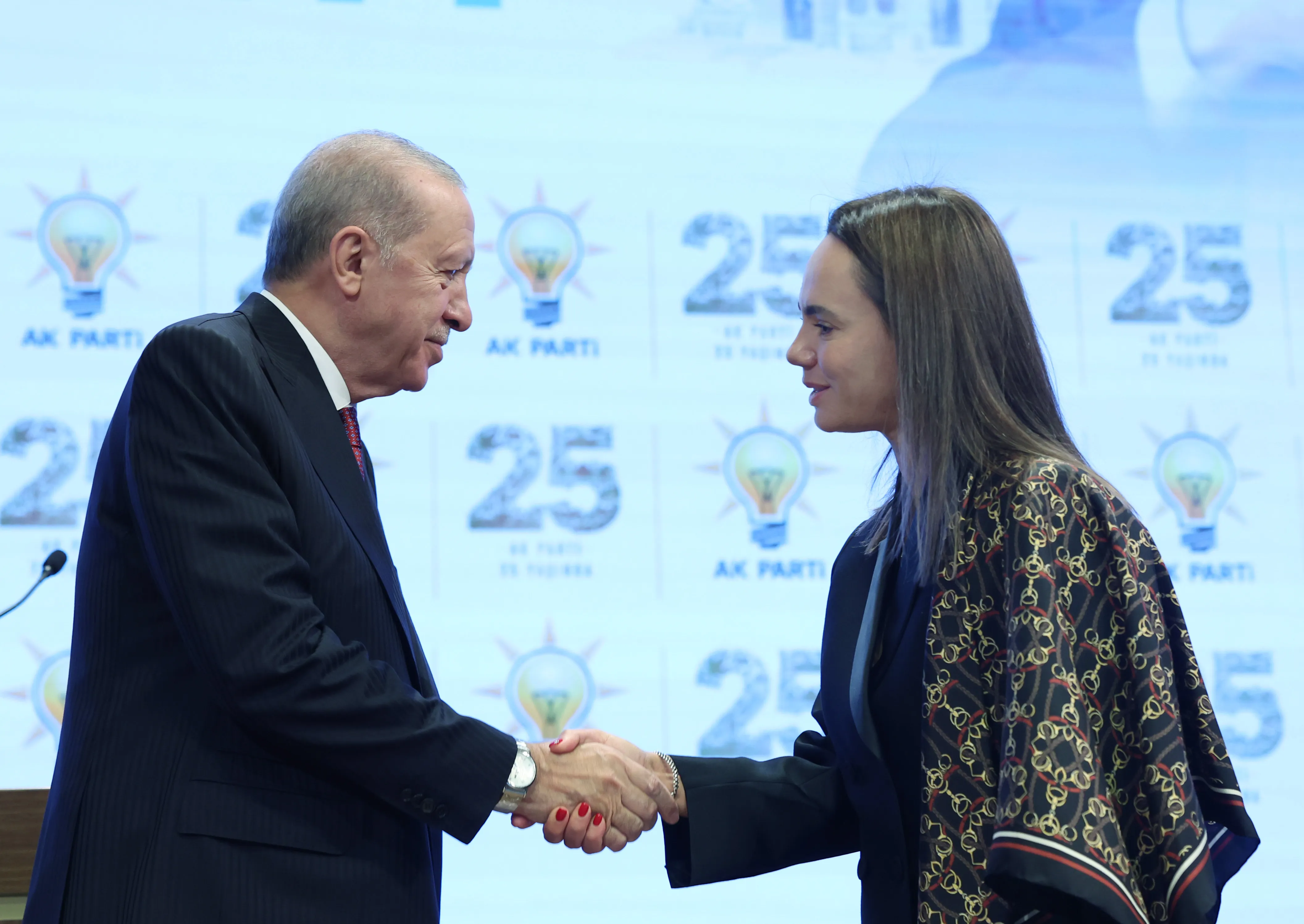 7 Ekim 2026'da Ankara'da AK Parti rozeti takan İzmir Büyükşehir Belediye Başkanı'na törende eşi Öznur Tugay, sahneye çıkarak eşlik etmişti.