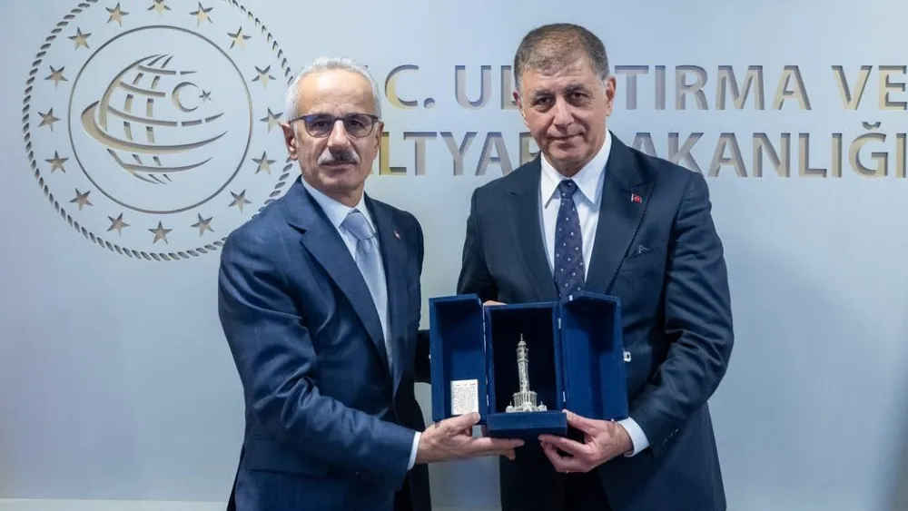 Bir zirve de Bakan Uraloğlu ile… “İzmir’i hak ettiği yere taşıyacağız”
