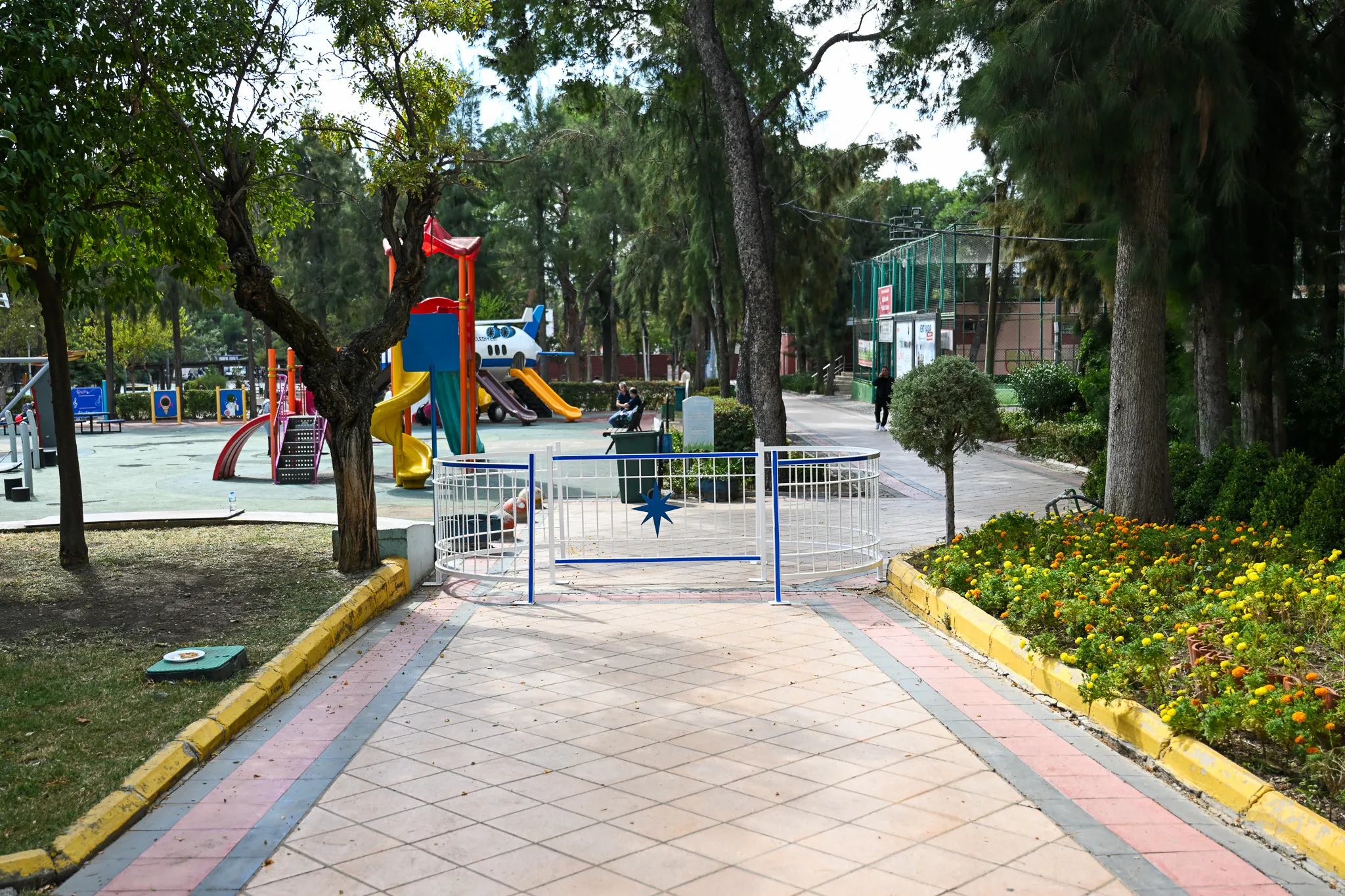Bornova Belediyesi, Büyükpark'ı motor geçişine kapattı.