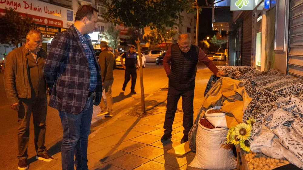 Bornova’da Başkan Eşki’den sabah mesaisi: Kaldırımlar özgürleşiyor