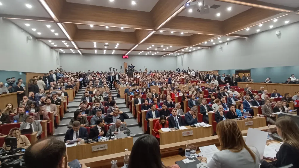 Büyükşehir Meclisi’nde tarihi gün: Meclis salonu dolup taştı 