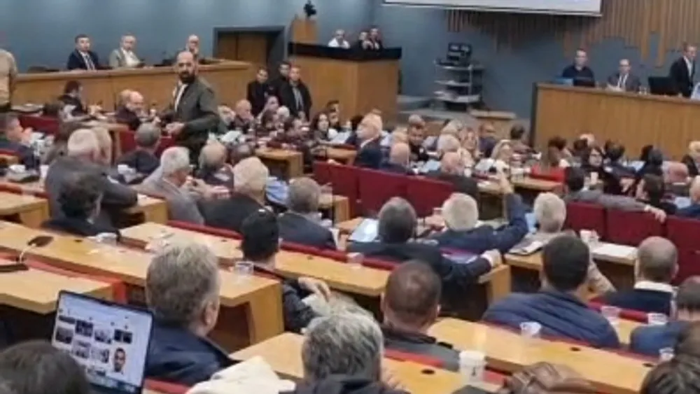 Büyükşehir’de içinde Recep Tayyip Erdoğan sözleri geçen şarkı meclisi böldü