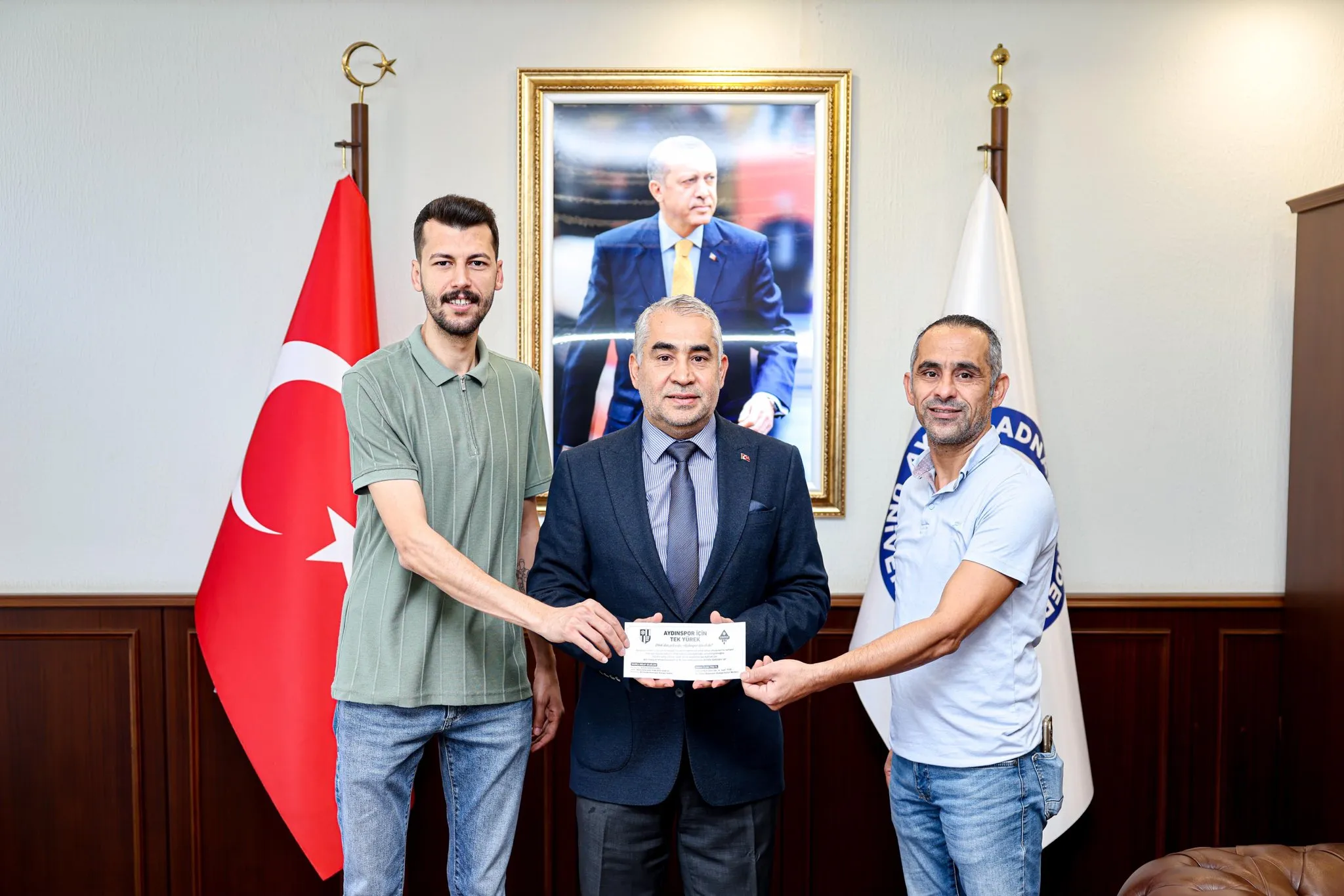 Aydınspor Yönetim Kurulu üyeleri Sabri Arslanoğlu ve Serkan Aydın, Aydın Adnan Menderes Üniversitesi Rektörü Prof. Dr. Bülent Kent'i makamında ziyaret ederek "Aydınspor için Tek Yürek" Dayanışma Gecesi hakkında bilgi vermişti.