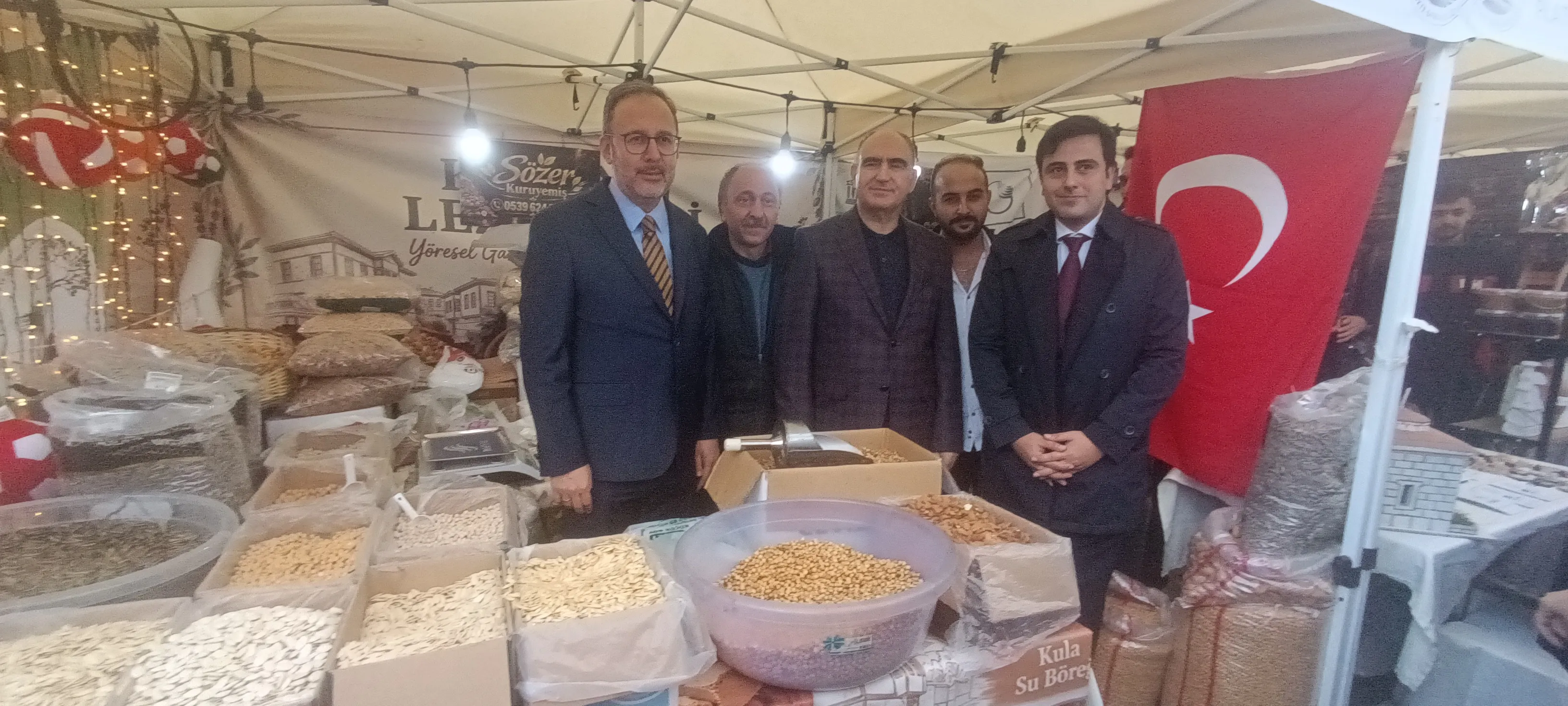 AK Parti İzmir Milletvekili Mehmet Muharrem Kasapoğlu, Kula standında Manisa Valisi Vahdettin Özkan ve çevresindekilere leblebi dağıttı.