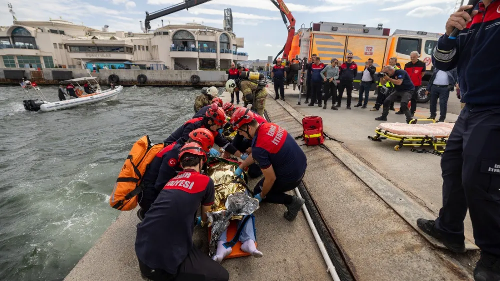 İzmir Körfezi'nde gerçeği aratmayan tatbikat: İtfaiye ve dalgıçlar aynı anda müdahale etti