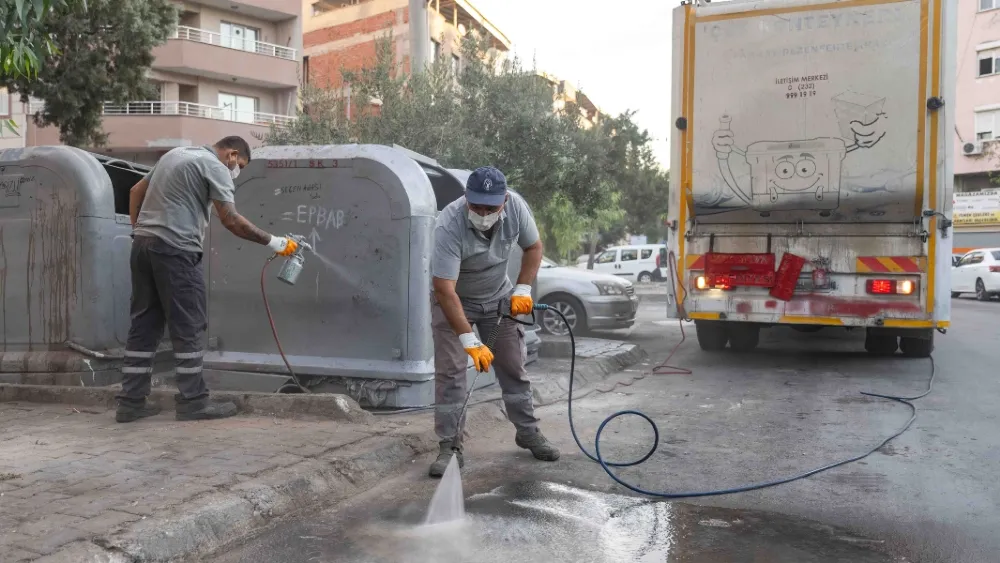 Bornova’da şafak mesaisi: Rafetpaşa Mahallesi köşe bucak temizlendi