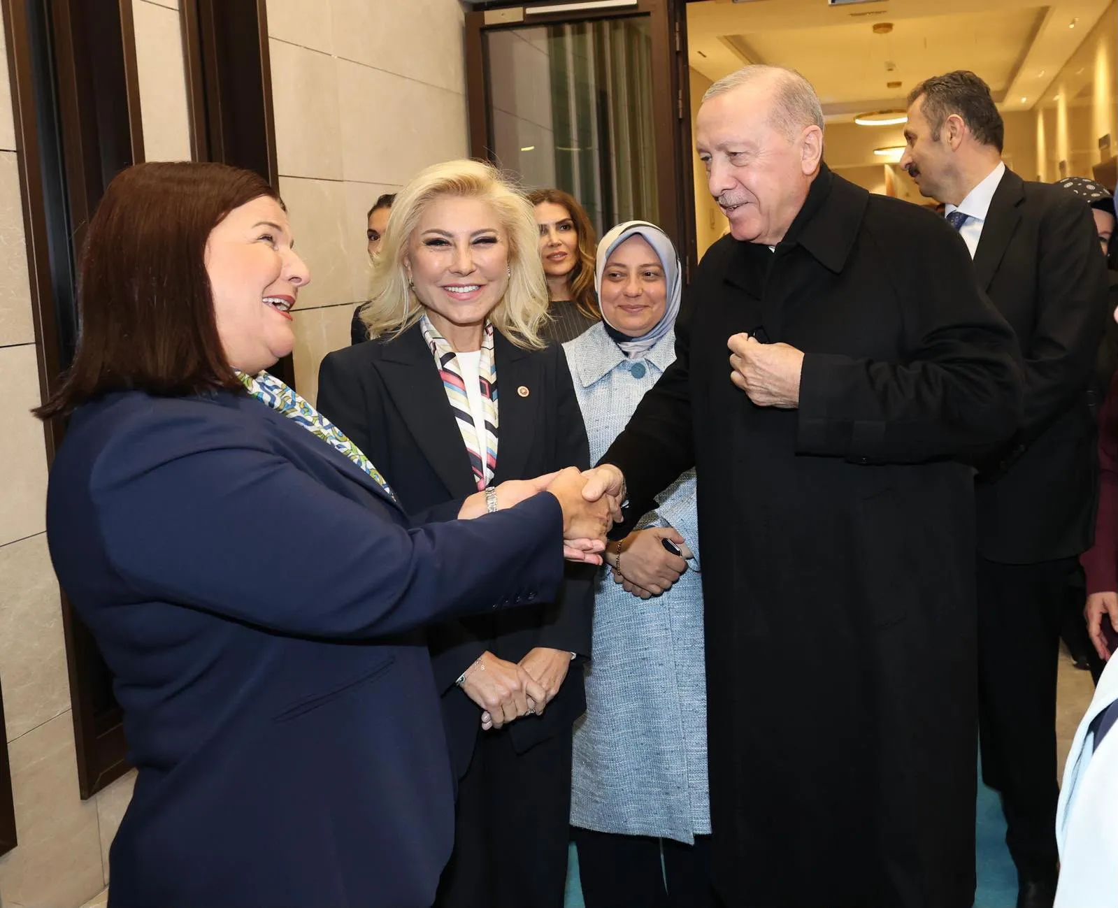 AK Parti'ye yeni katılan Foça Belediye Başkanı Saniye Bora Fıçı, AK Parti İzmir Milletvekili Saniye Bora Fıçı ile birlikte Cumhurbaşkanı Recep Tayyip Erdoğan'la bir araya geldi, ilçenin ihtiyaçlarını ve talepleri aktardı.