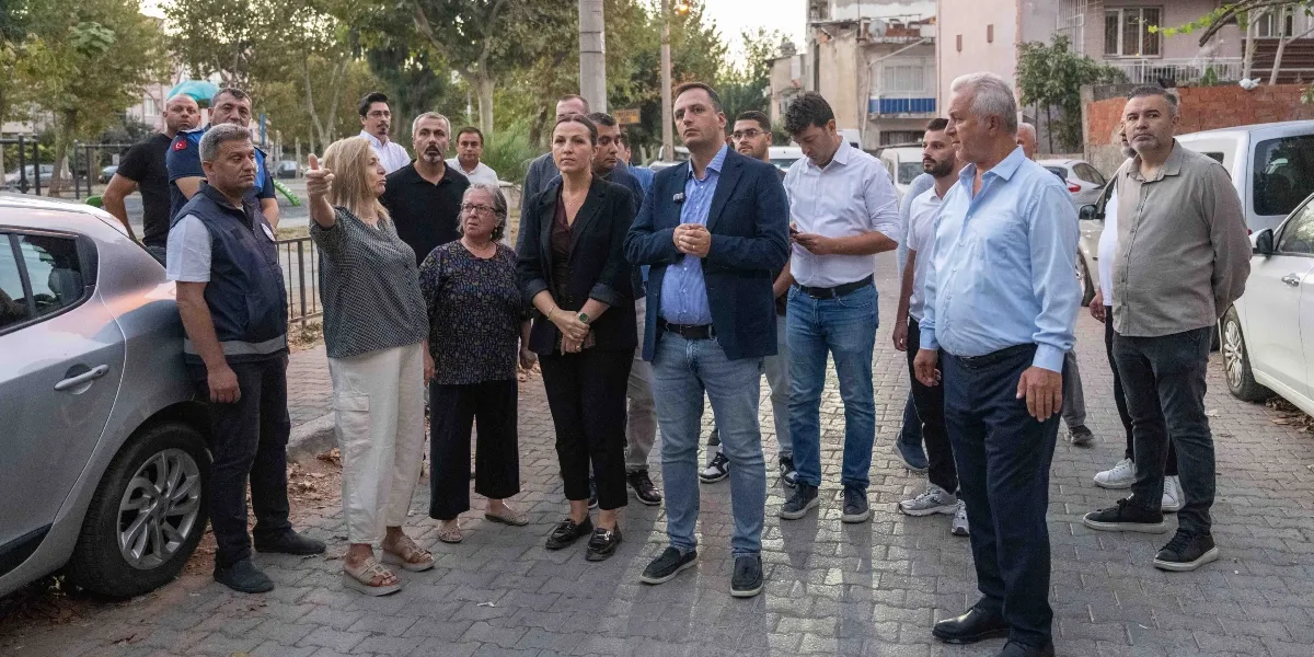 Bornova Belediye Başkanı Ömer Eşki, Rafetpaşa Mahalesi'nde sahasın ilk saatlerinde yapılan çalışmaları yerinde takip etti.