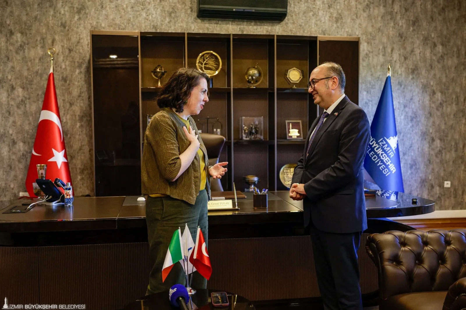 İrlanda Cumhuriyeti Türkiye Büyükelçisi Clare Brosnan, İzmir Büyükşehir Belediyesi’ni ziyaret ederek Genel Sekreter Zeki Yıldırım ile görüştü.