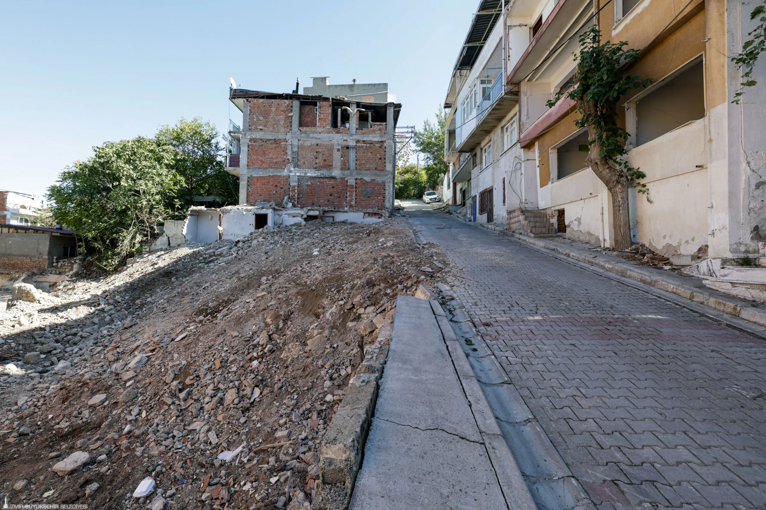 İzmir Büyükşehir Belediyesi Tehlikeli Yapı Değerlendirme Komisyonu görevlileri, bölgede her hafta gözlemsel incelemeler gerçekleştiriyor.