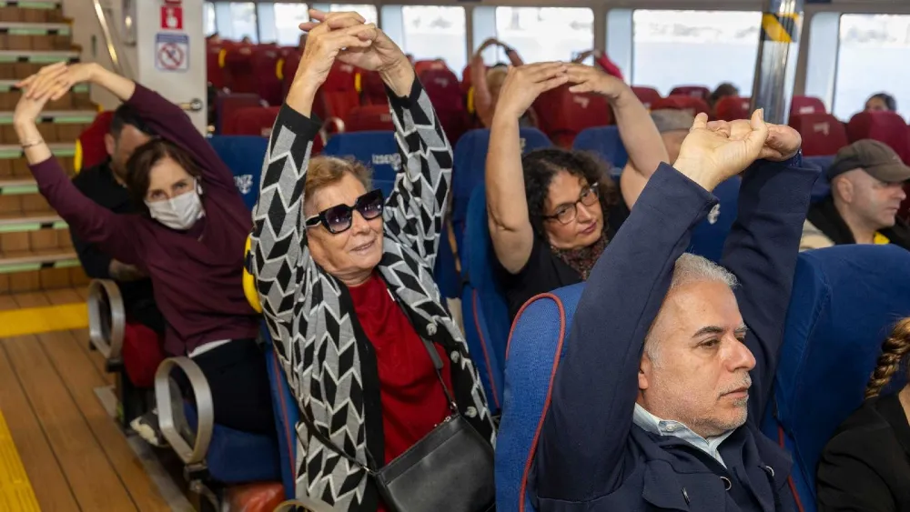 ‘Günaydın sporu’ etkinliği ile vapur yolcuları güne enerjik başlıyor