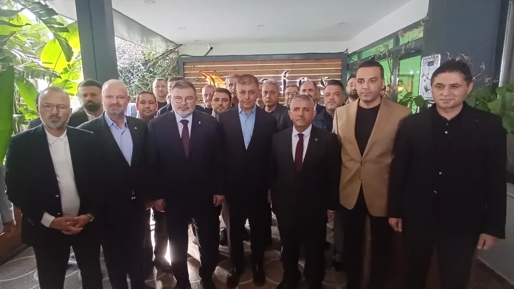 Üçkuyular Marina’da İzmir zirvesi… Tugay, AK Parti kent teşkilatı ile bir araya geldi
