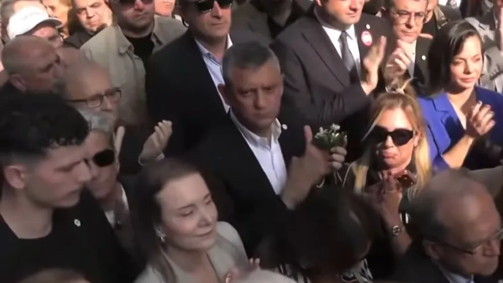 Özel, İzmir basın özgürlüğü için yürüdü