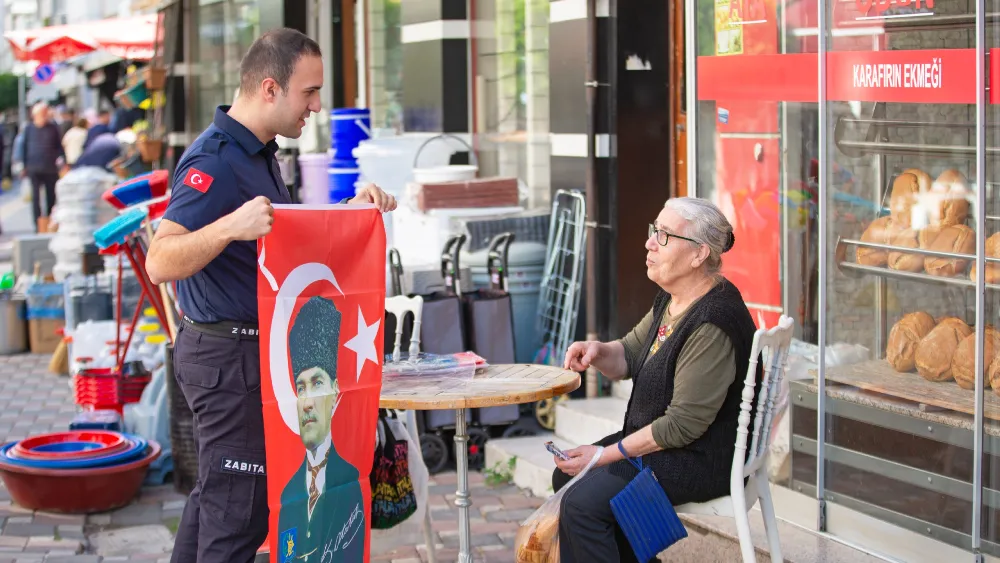 Narlıdere Belediyesi’nden 29 Ekim öncesi esnafa bayrak jesti